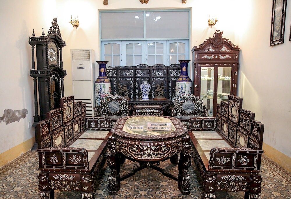 Bộ Trường kỷ ngũ sơn nổi bật trong phòng tiếp khách